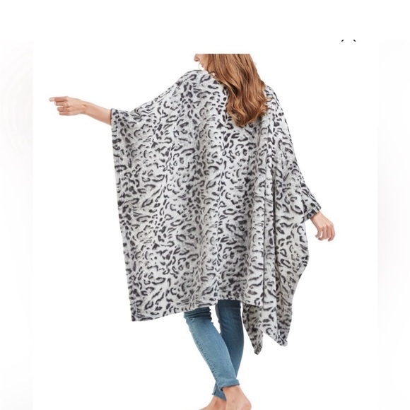 Snow Leopard Print Women's Plush Wrap. - Picture 4 of 4